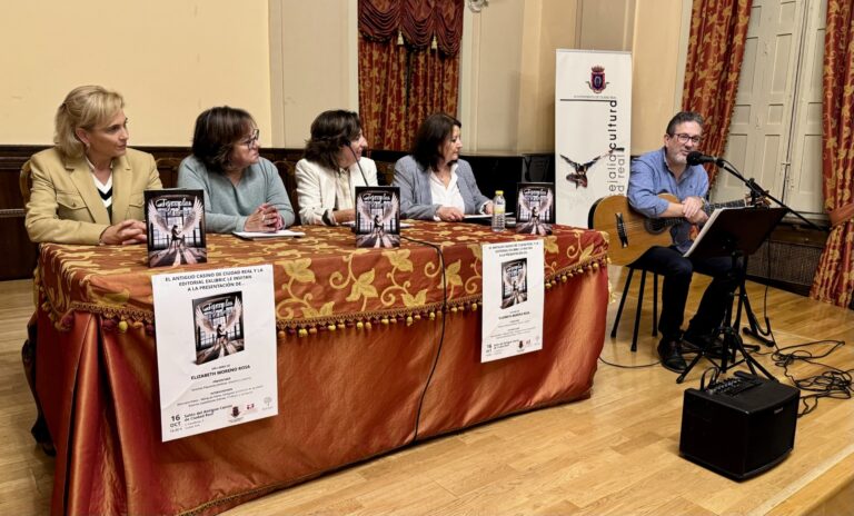 Elisabeth Moreno Rosa presenta en el Casino ‘Tejer alas al alma’