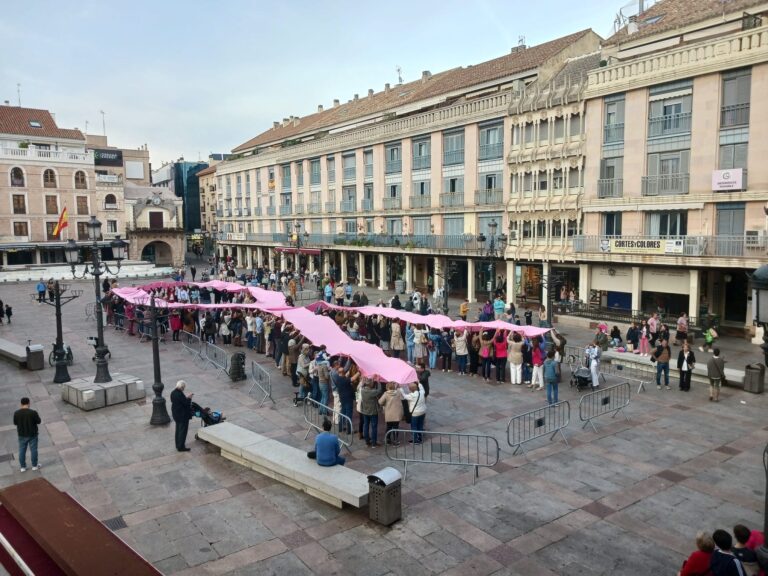 Más de un centenar de personas se unen al gran lazo rosa de AMUMA en la Plaza Mayor de Ciudad Real