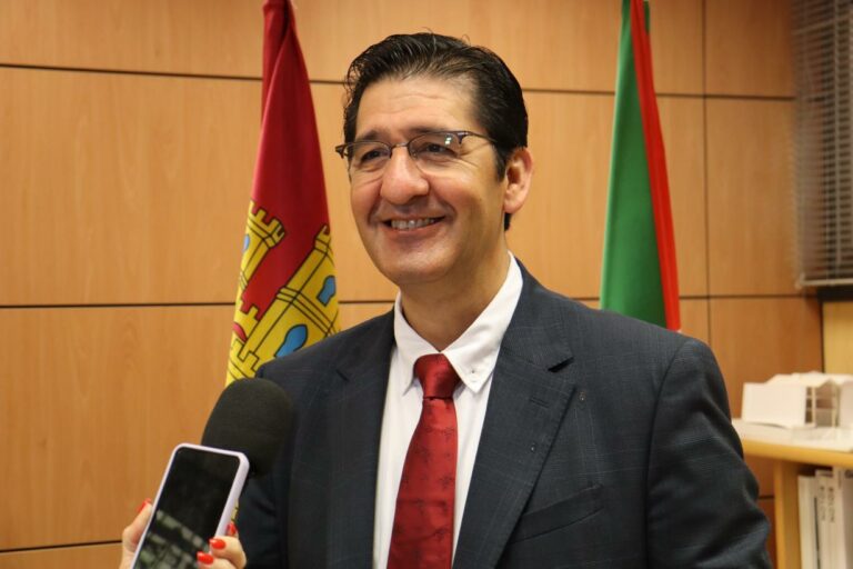 El Gobierno de Castilla-La Mancha remarca que la región necesita dirigentes que la defiendan como hace García-Page