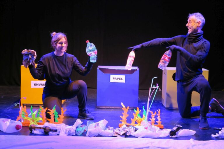 “Dolphin y el mar de plástico”, de La Carreta, en el infantil de Teatro de la Sensación