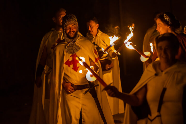 Más de quinientas antorchas iluminaron el entorno del castillo de Manzanares