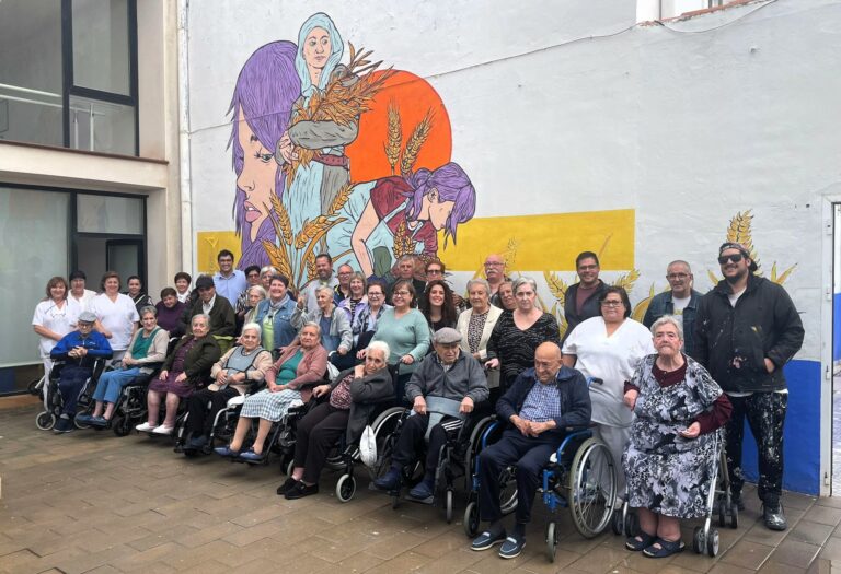 La residencia de mayores de Granátula de Calatrava pinta un mural intergeneracional en homenaje a las mujeres rurales