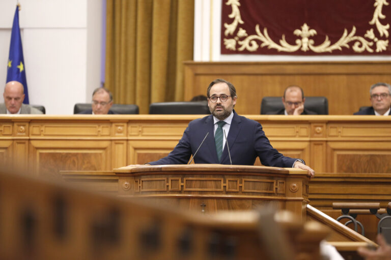 Núñez ofrece a Page un pacto para reclamar la dimisión de Sánchez y retirarle el apoyo a la Secretaría General del PSOE si pone en marcha el campamento de inmigrantes en el aeropuerto de Ciudad Real