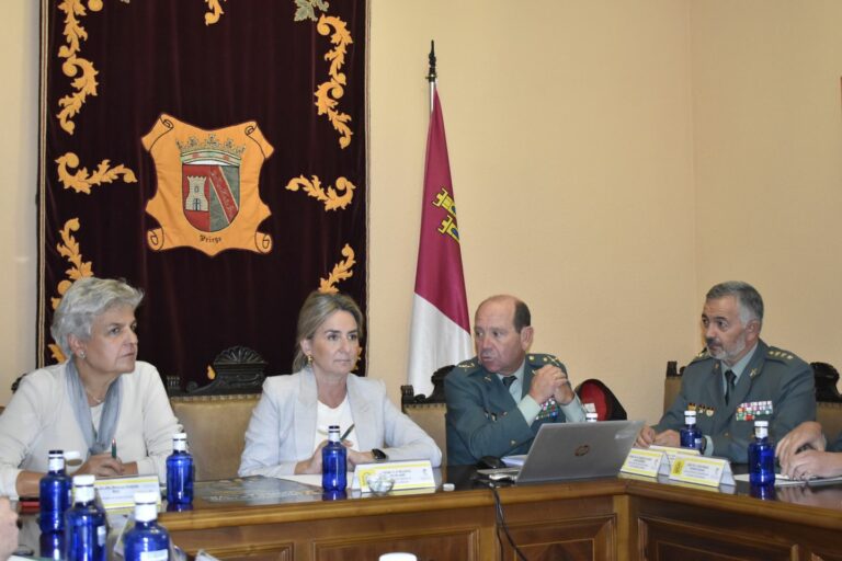La delegada del Gobierno revisa con los mandos de la Guardia Civil la evolución de la criminalidad y refuerza las medidas de coordinación frente a la delincuencia