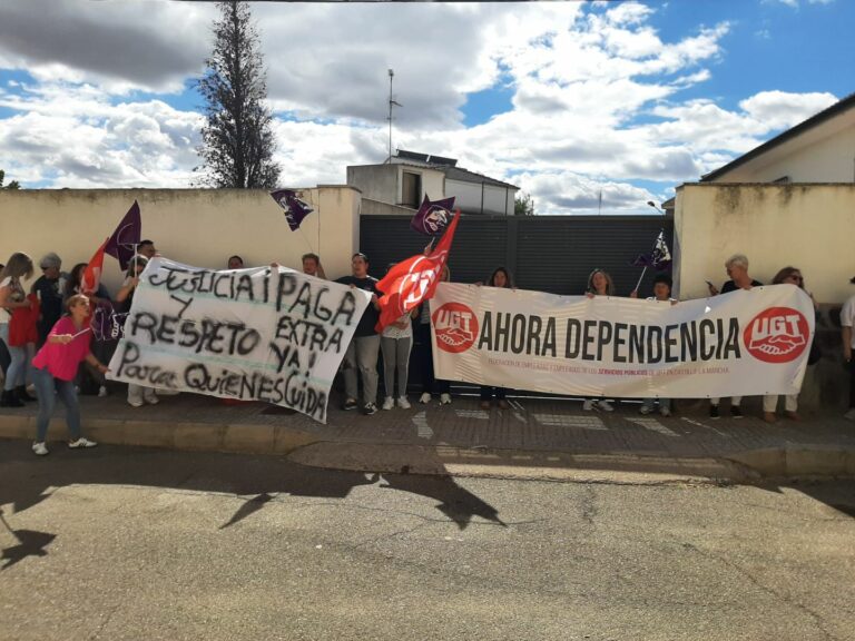 Concentración de los trabajadores y trabajadoras de las residencias de Mensajeros de la Paz por los continuos retrasos en el abono de las pagas