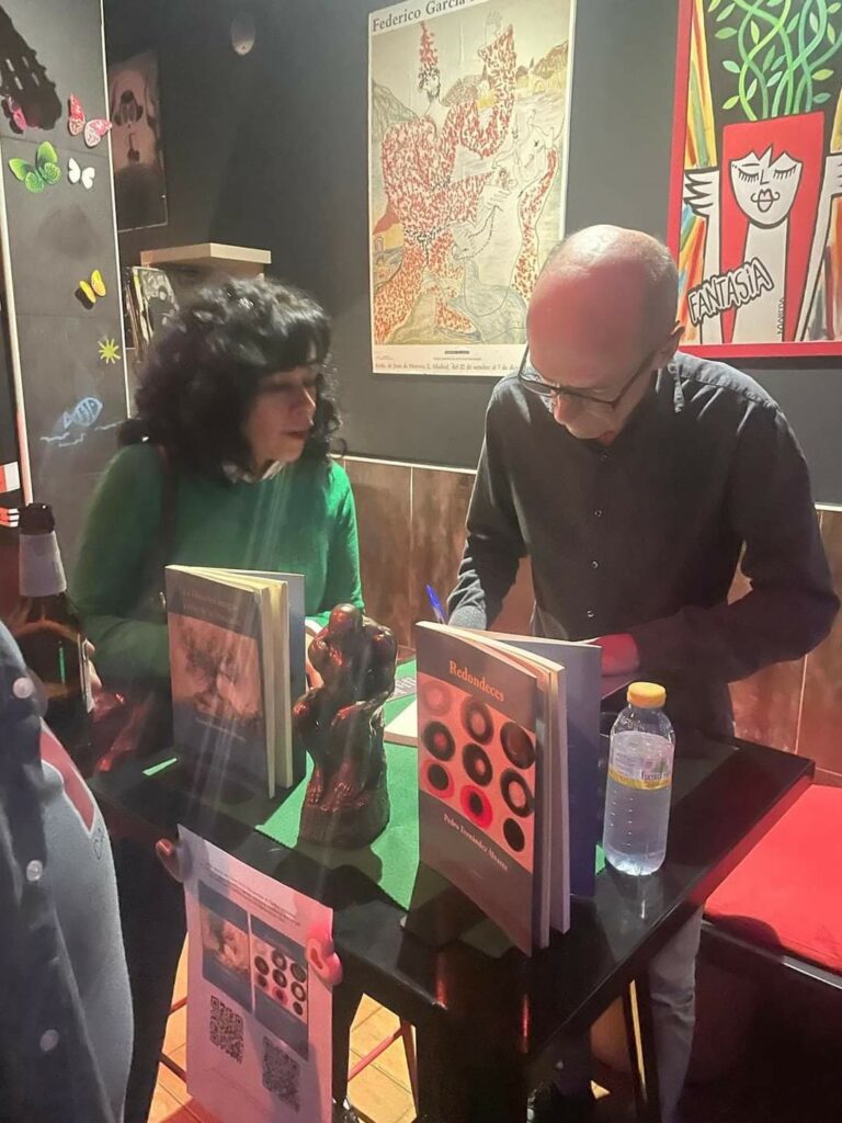 El catedrático de filosofía Pedro Fernández Álvarez presentó su segundo ensayo en el Macondo Café Cultural de Puertollano