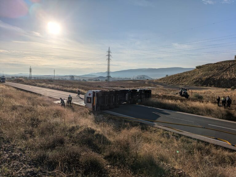 Vuelca un camión cargado de combustible en la variante sur de Puertollano