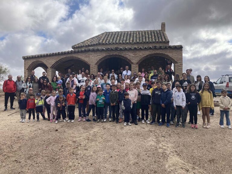 El Colegio Nuestra Señora del Prado de Ciudad Real celebró con gran éxito su marcha senderista familiar