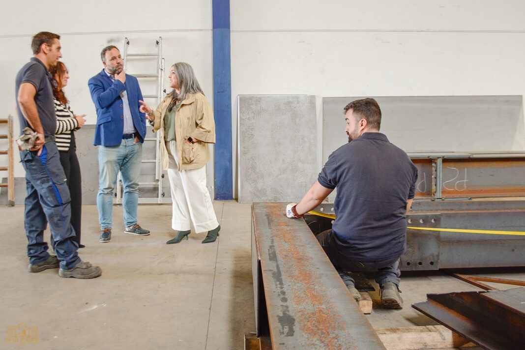 alcalde tomelloso visita empresa estructuras metalicas