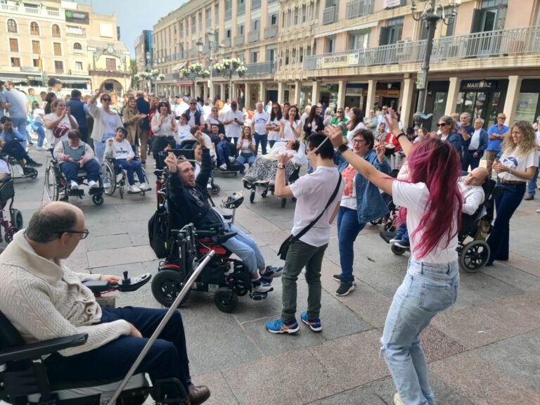 La Plaza Mayor baila al ritmo de Aspacecire y la igualdad de las personas con parálisis cerebral