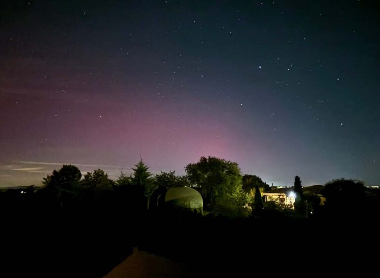 La gran tormenta solar alumbra el cielo de Puertollano y Ciudad Real con una hipnótica aurora boreal