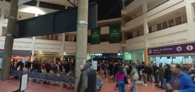 Otra jornada «tirada a la basura» para cientos de usuarios de Puertollano y  Ciudad Real, atrapados en el caos de los trenes Avant