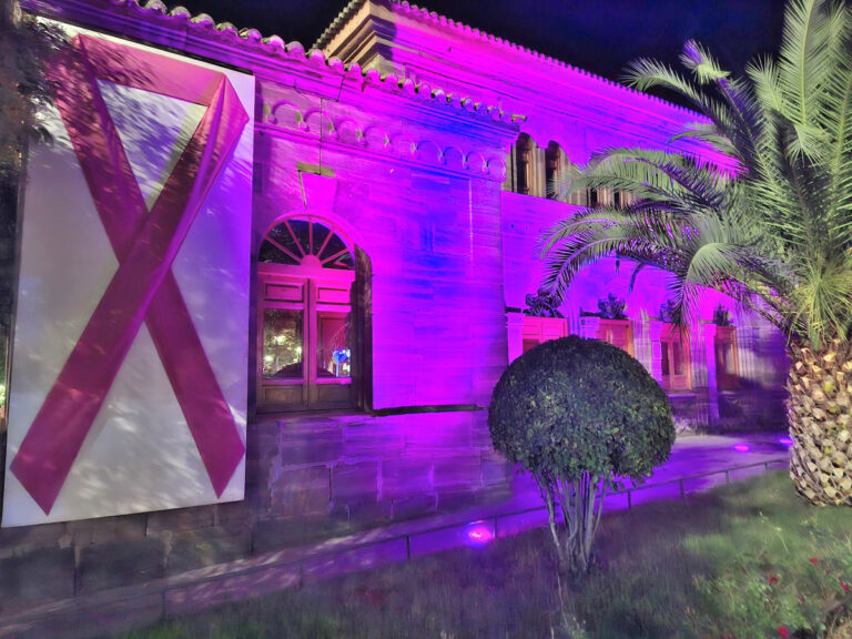 Puertollano: El rosa ilumina el Monumento al Minero y la Casa de Baños en la semana del cáncer de mama