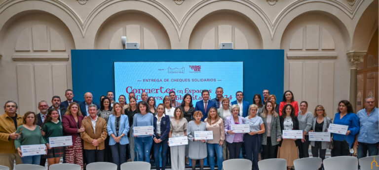 La Diputación elogia la función que cumplen las asociaciones en la entrega de los cheques de la recaudación de los conciertos solidarios