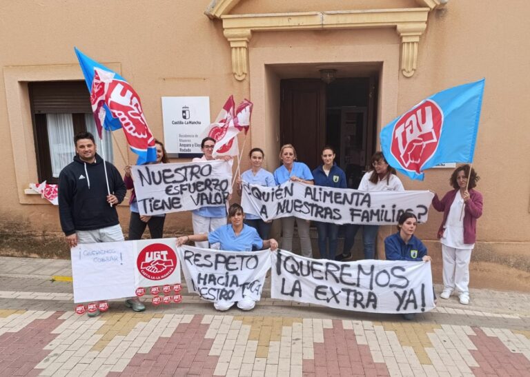 Las trabajadoras de la residencia de mayores de Mensajeros de la Paz de Albadalejo exigen el cobro de la paga extra