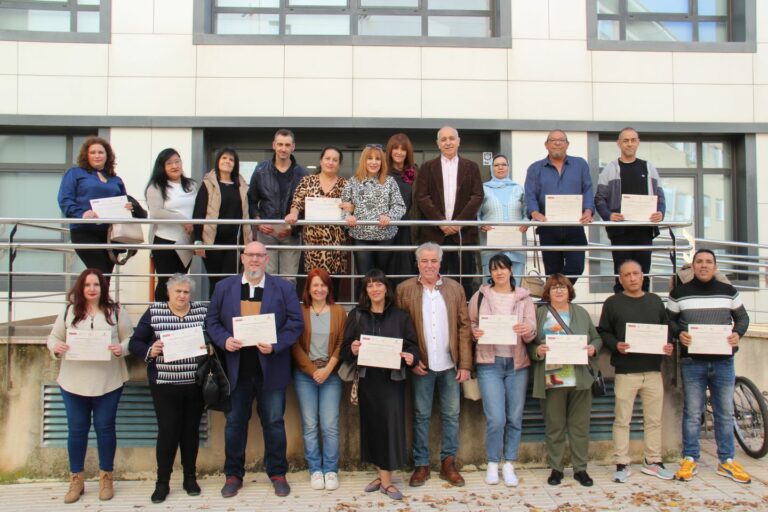 16 personas recogen sus diplomas de dos Talleres de Empleo ‘Recual’ en el Centro Devis de Alcázar de San Juan
