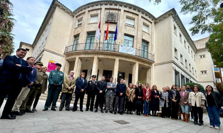 Ciudad Real guarda un minuto de silencio en memoria de los fallecidos por las inundaciones de la DANA