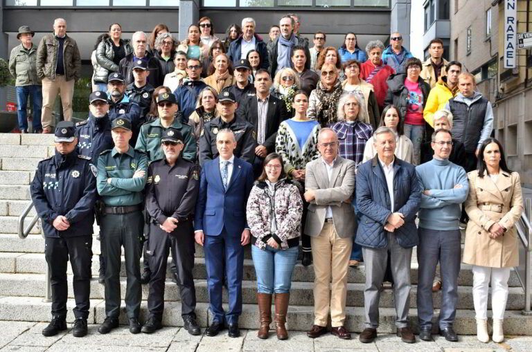 La Corporación y vecinos de Puertollano se concentran en recuerdo de las víctimas del temporal