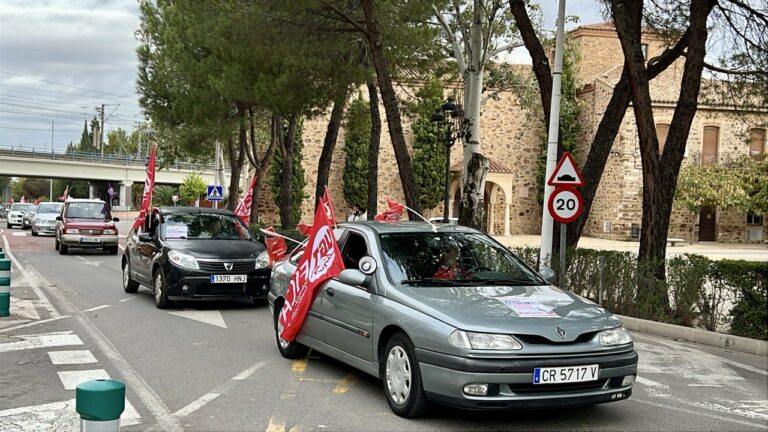 Decenas de vehículos marchan por el centro de Puertollano en demanda de una solución para los trabajadores de Navec