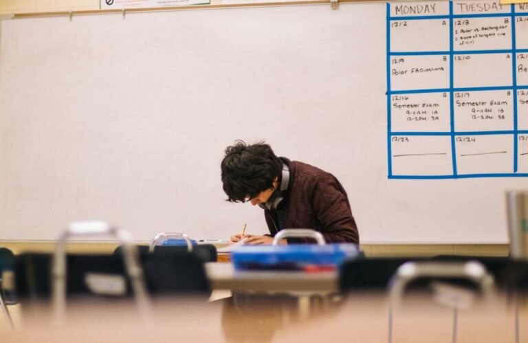 El Gobierno regional publicará este lunes la orden para las pruebas extraordinarias de cara a la obtención del título de graduado en ESO El Gobierno regional publicará este lunes la orden para las pruebas extraordinarias de cara a la obtención del título de graduado en ESO