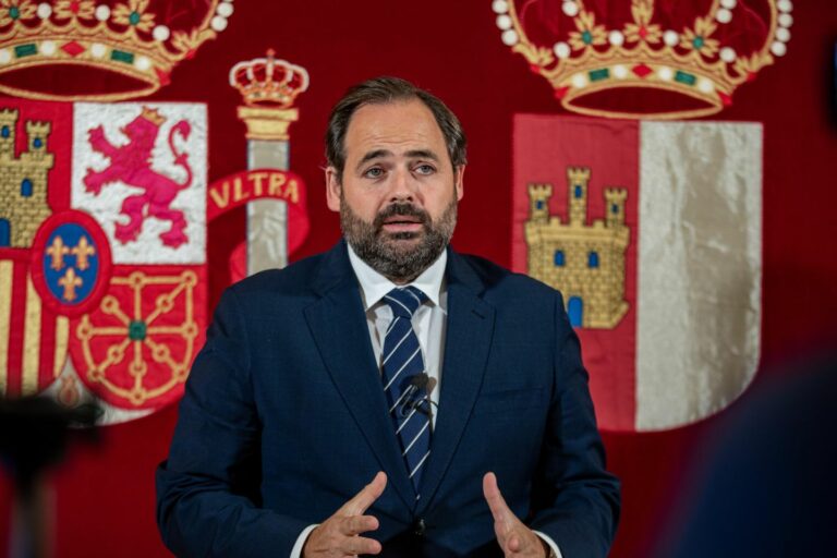 Núñez anuncia una petición de comparecencia de Page en las Cortes para que informe sobre la instalación del campamento de inmigrantes en el Aeropuerto de Ciudad Real Núñez anuncia una petición de comparecencia de Page en las Cortes para que informe sobre la instalación del campamento de inmigrantes en el Aeropuerto de Ciudad Real