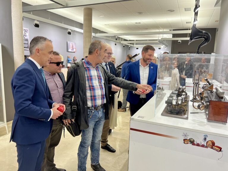 Una colección de 50 radios del siglo XX llega a Puertollano gracias a la ONCE y su exposición ‘Toca la radio’