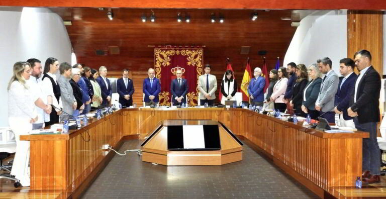 La Corporación Municipal de Puertollano recuerda a las víctimas de la DANA con dos minutos de silencio y el “Adagio para cuerdas”