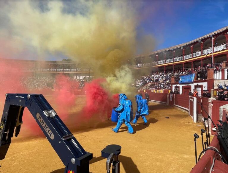 La Policía Nacional regala una espectacular exhibición de élite ante miles de alumnos en la Plaza de Toros de Ciudad Real La Policía Nacional regala una espectacular exhibición de élite ante miles de alumnos en la Plaza de Toros de Ciudad Real