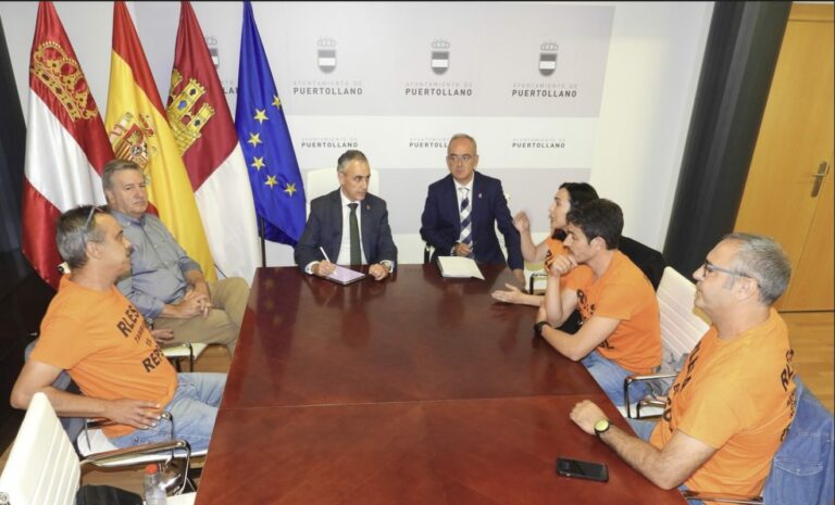 El alcalde de Puertollano recibe a una representación sindical de los trabajadores de RLESA, en huelga indefinida