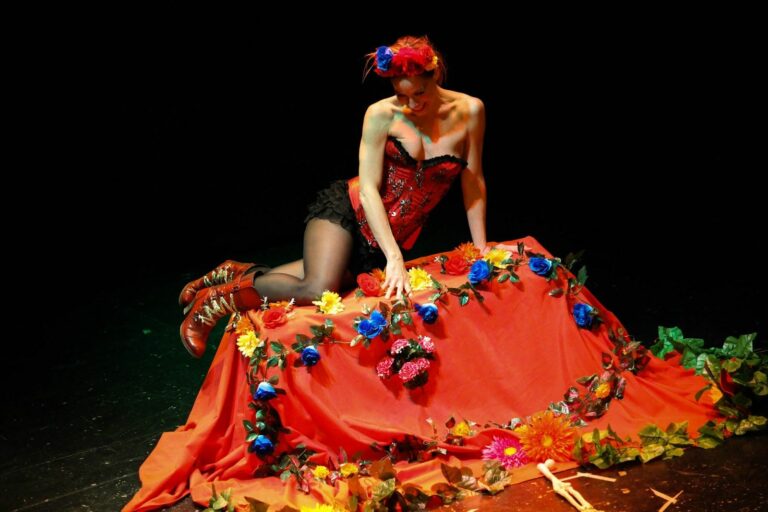 El cabaret ‘Tosantos’, de Lunática Atarazana, llega este sábado al Teatro de la Sensación