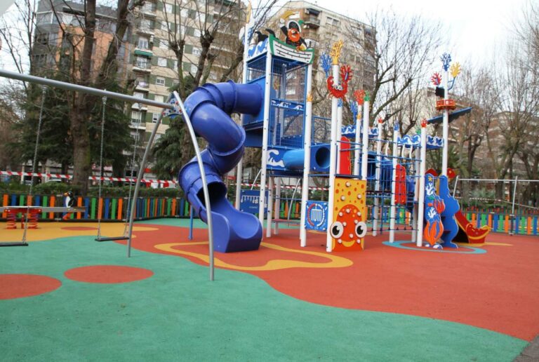Susto en el parque infantil del Paseo de San Gregorio: La Policía Local extrae con jabón a un niño atrapado en un tubo