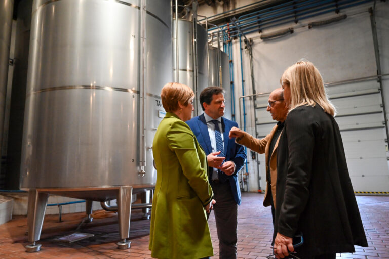 Valverde avanza en una visita a las instalaciones de Vinícola de Castilla la intención de incorporar en el futuro a bodegas nacionales en las misiones comerciales de FENAVIN