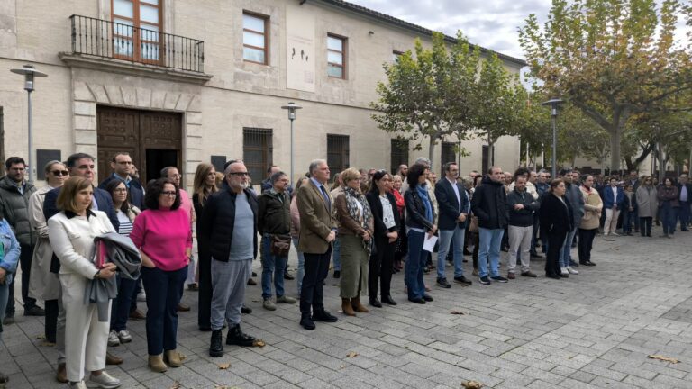 El alcalde se suma al minuto de silencio en la Universidad por las víctimas de la DANA