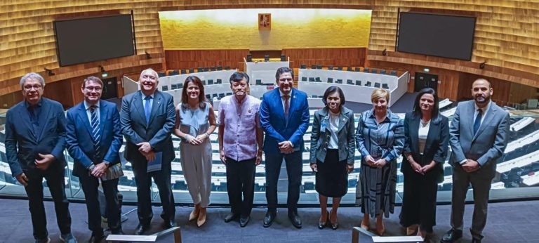 La delegación de FENAVIN, encabezada por el presidente de la Diputación, visita la Asamblea Nacional de Tailandia