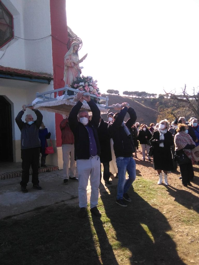 Puertollano: Los antiguos vecinos de Asdrúbal adecentan la iglesia para celebrar la festividad de Santa Bárbara, patrona de los mineros