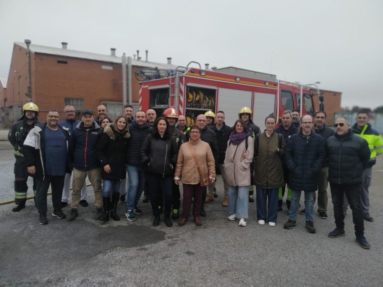 Los trabajadores del Hospital Universitario Mancha Centro se forman en la utilización de equipos de extinción de incendios