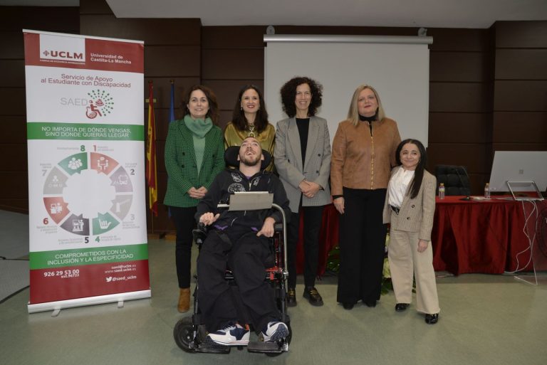 Estudiantes y egresados con discapacidad de la UCLM comparten su experiencia académica y de vida en las aulas