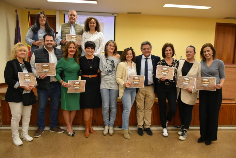 Consumo celebra el éxito del taller de restauración de muebles