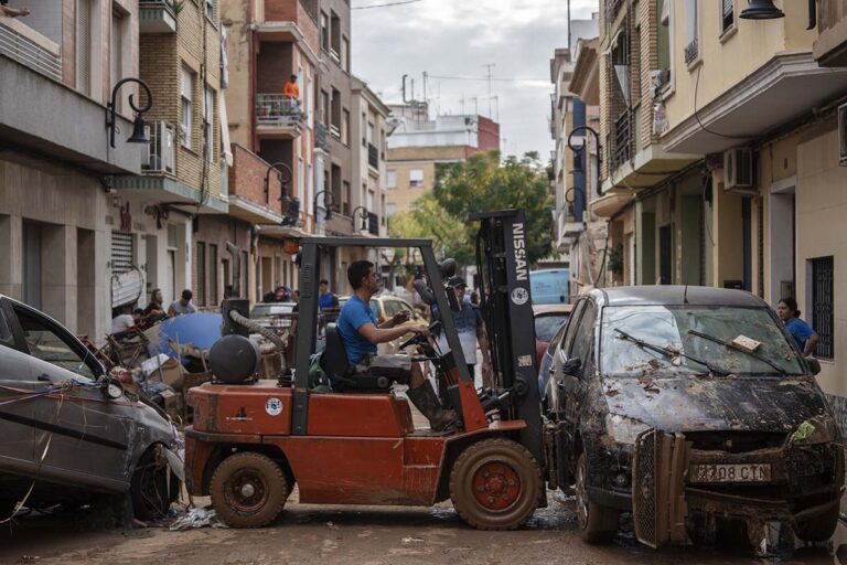 Localidades valencianas piden voluntarios con furgonetas, transportes grandes, palas y escobas para limpieza