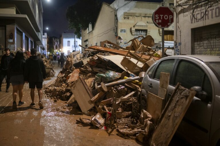 El Centro Nacional de Emergencias pide que no se envíe más material de primera necesidad y alimentos a Valencia y que se mantenga almacenado