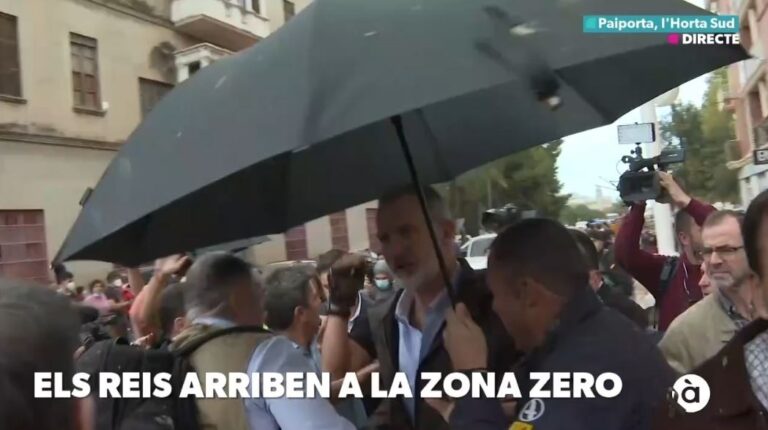 Los Reyes, Sánchez y Mazón, recibidos con gritos y lanzamiento de objetos en su visita a Paiporta