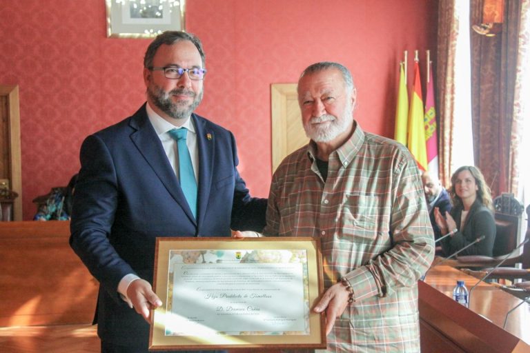 El poeta, escritor y artista Dionisio Cañas recibe el título de Hijo Predilecto de Tomelloso