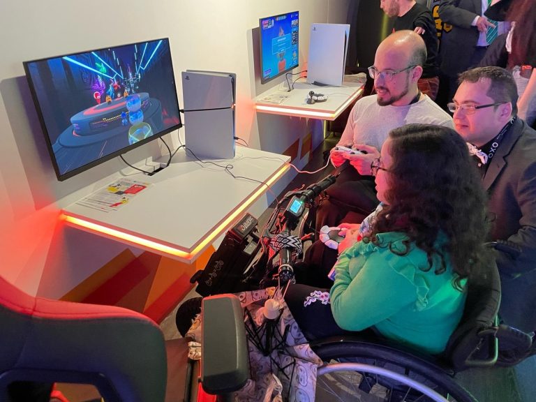 Las personas con discapacidad de Ciudad Real ya pueden probar el mando accesible de PS5 en la oficina de Inserta Empleo