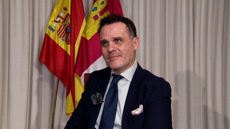 Zárate entrega su ‘Canto a Castilla-La Mancha’ y pone su obra al servicio de la construcción de una identidad regional