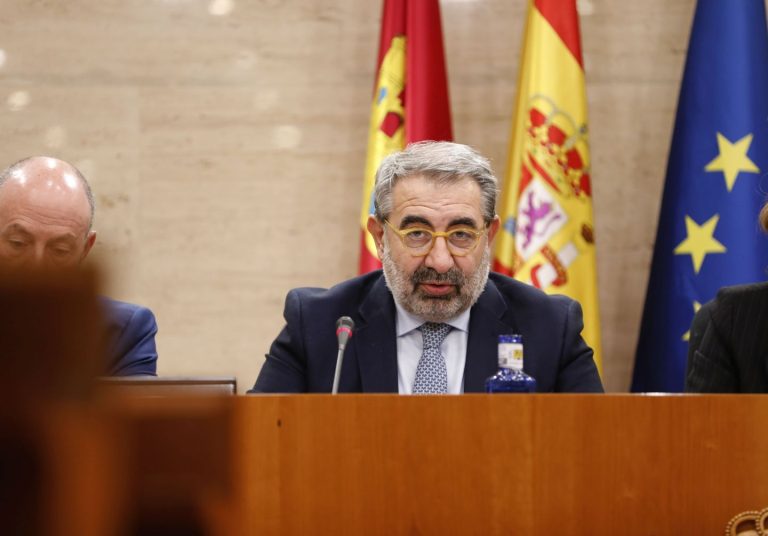 Sanz afirma que las cuentas del 2025 «consolidan y mejoran» la sanidad en C-LM, mientras PP y Vox las ven «insuficiente»