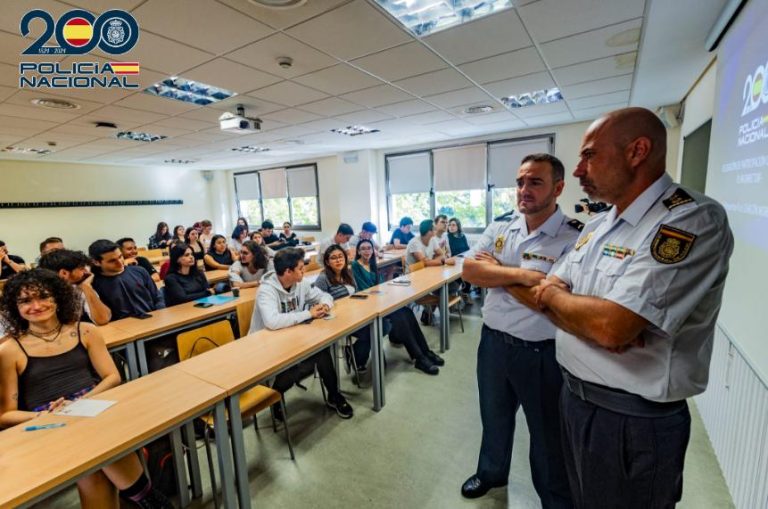 La Policía Nacional imparte formación universitaria en ciberseguridad y asistencia docente a los futuros maestros de la Facultad de Educación