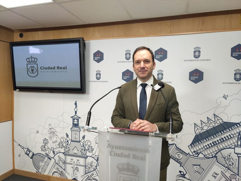 Aprobados los expedientes para la reparación de la cubierta del Rey Juan Carlos, la pavimentación de la carretera de Carrión y la mejora de la Vía Verde
