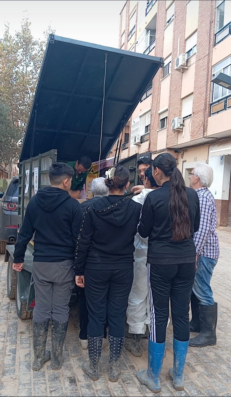 Puertollano: Las cofradías de Discípulos de San Juan y Virgen de la Cabeza entregan en mano la ayuda humanitaria a los vecinos de Catarroja