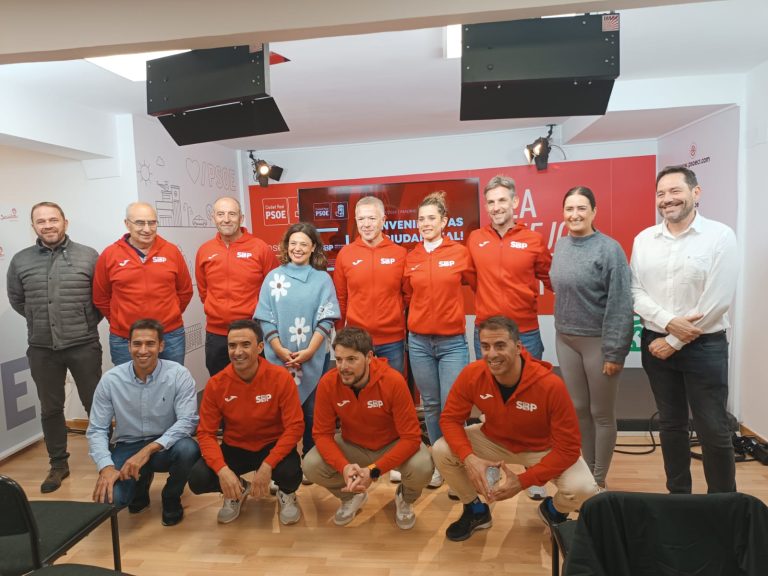 Ander Gil celebra la llegada del pelotón ciclista solidario ‘Pedaladas por Valencia’ a Ciudad Real, primera etapa hacia el Congreso Federal del PSOE
