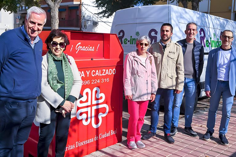 Almodóvar del Campo recibe dos contenedores urbanos de Cáritas para la recogida solidaria de ropa y calzado